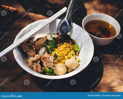  Guilin Mie: Ein unvergessliches Geschmackserlebnis aus zarten Nudeln und einem aromatischen Schweinefleischfond?